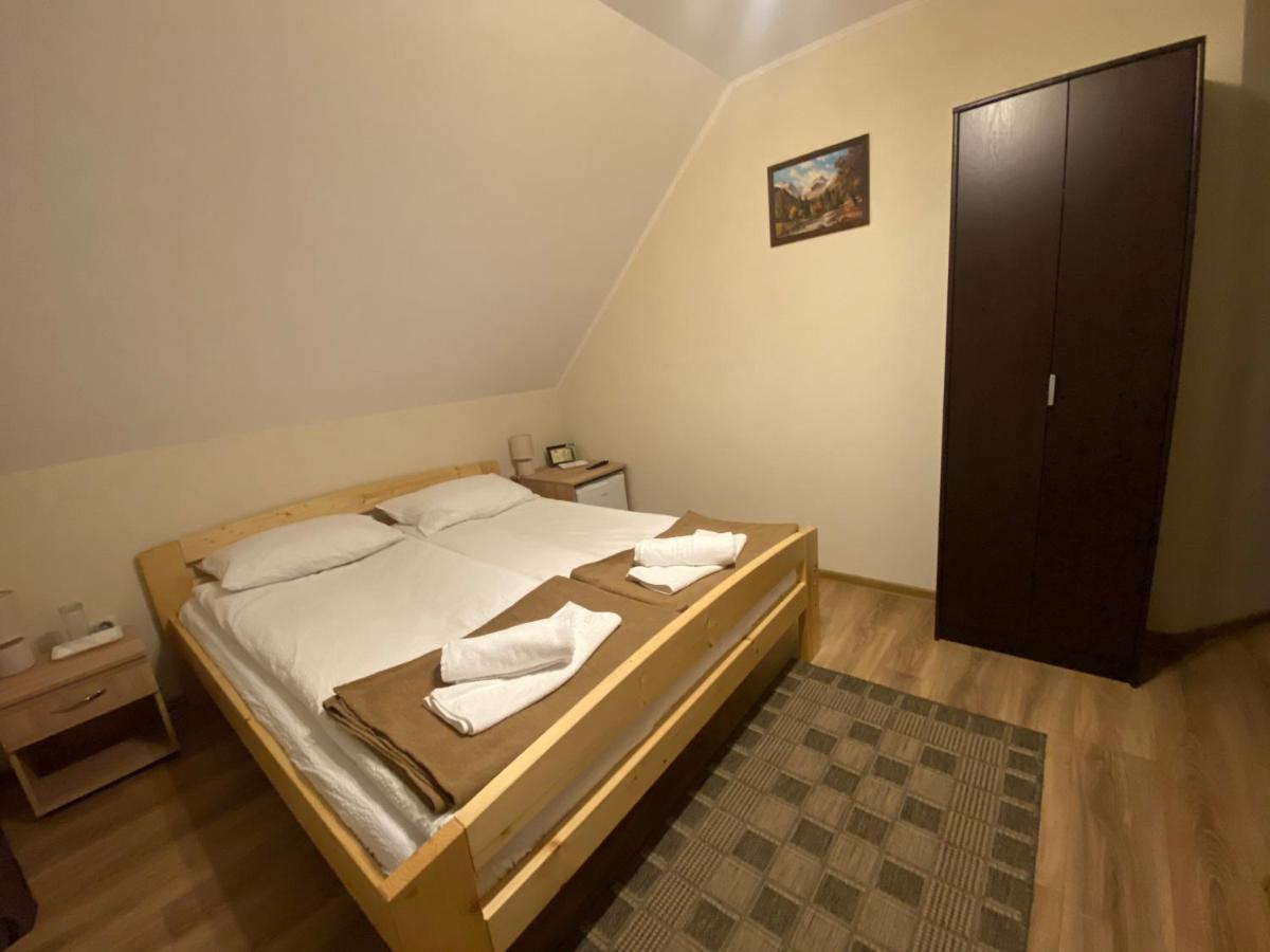 Gradics Panzio Hotel Siculeni Buitenkant foto
