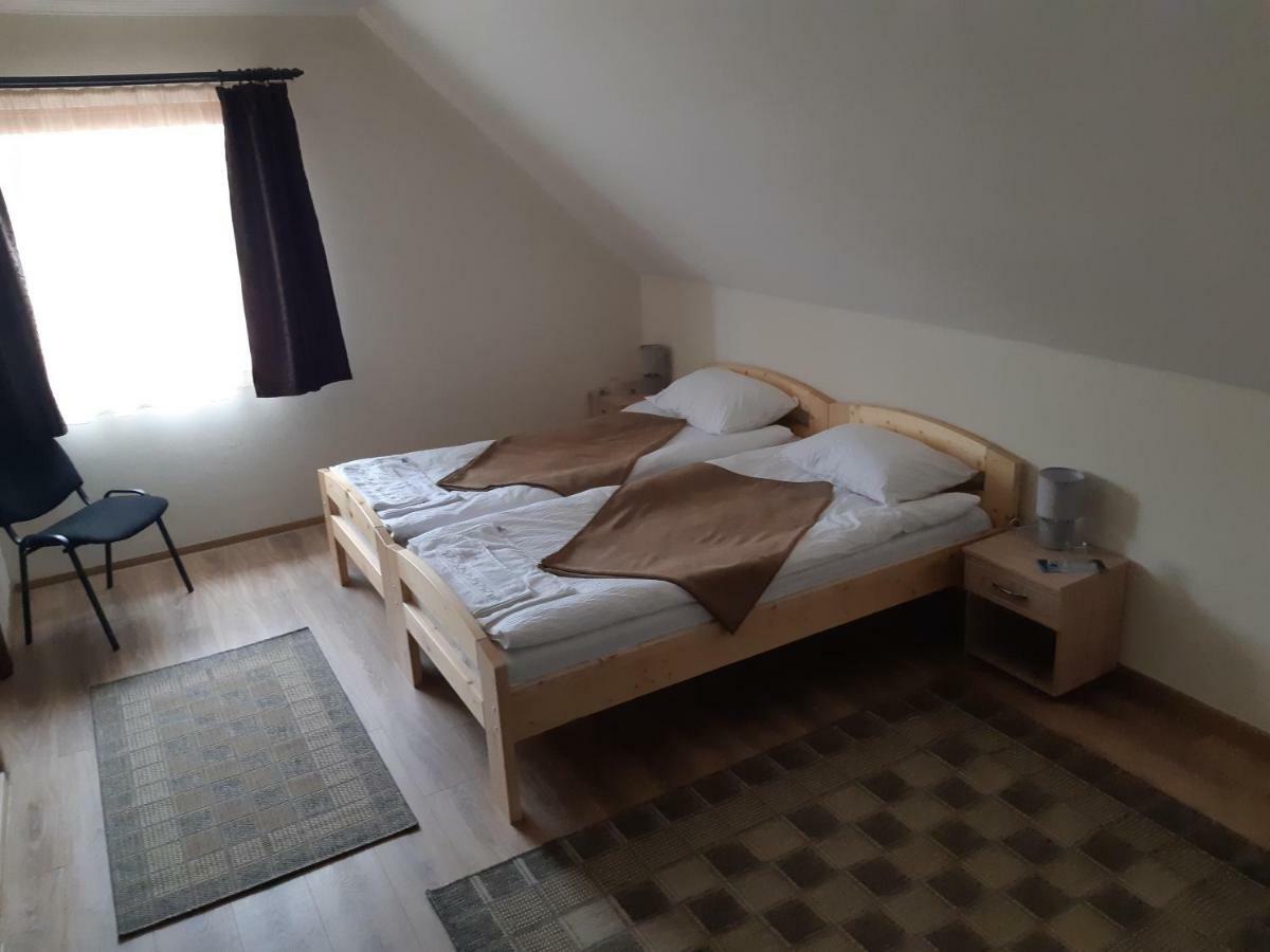 Gradics Panzio Hotel Siculeni Buitenkant foto